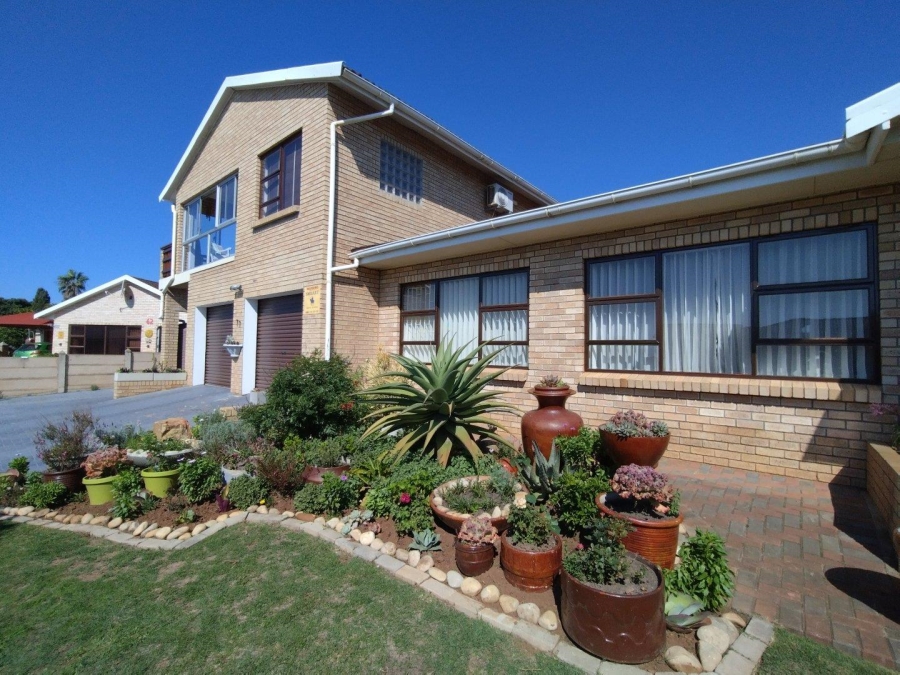 5 Bedroom Property for Sale in Wavecrest Eastern Cape